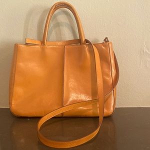 Hobo original. Lots of pockets to stay organized.